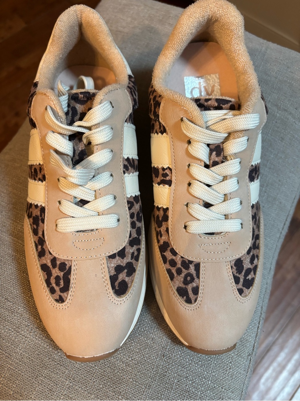 Dolce Vita Women’s Low Top Lace-Up Sneaker Beige Leopard Animal Print Logo 7 - Picture 2 of 7